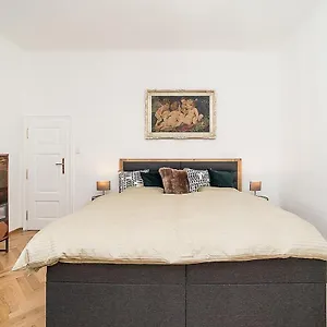 https://newly-renovated-1-bed-apartment-at-charles-bridge.praguehotelsweb.com